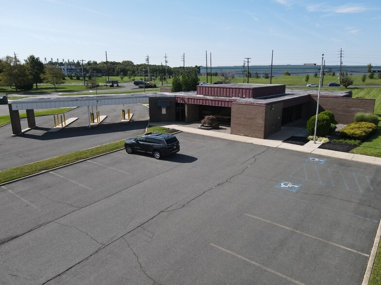 304 Princeton Hightstown Rd, East Windsor, NJ à louer - Photo du bâtiment - Image 3 de 9