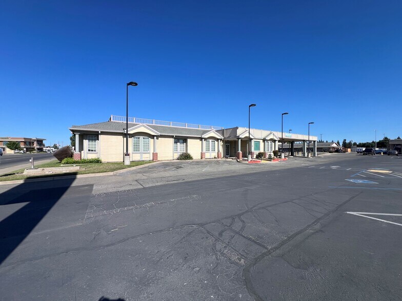 1221 Bridge St, Yuba City, CA à louer - Photo du bâtiment - Image 2 de 7