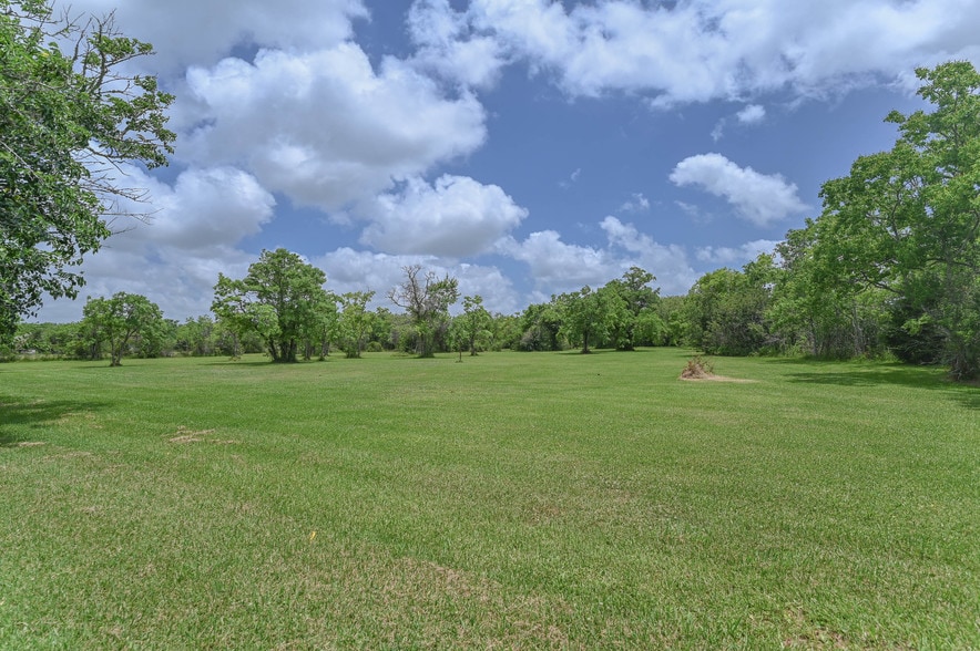 1115 Delaney Rd, La Marque, TX for sale - Building Photo - Image 2 of 19