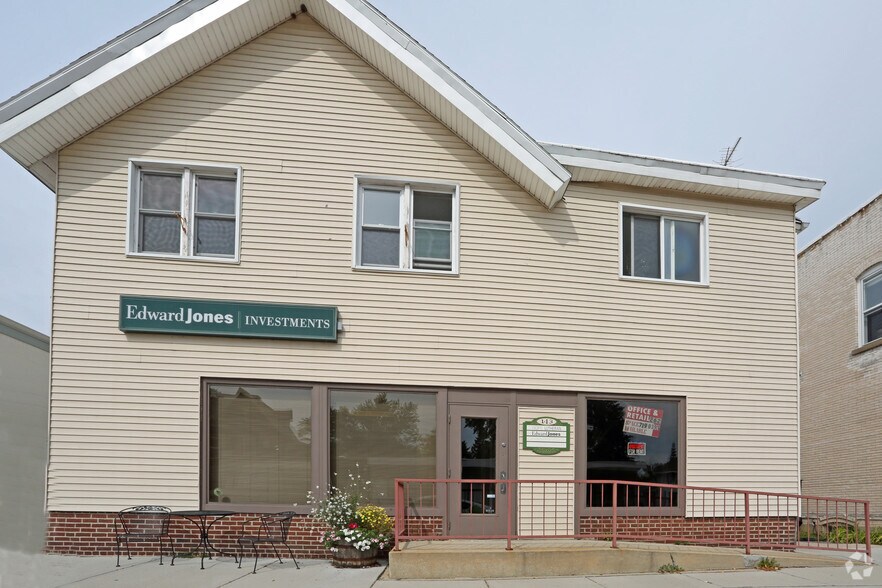 141 N Main St, Dousman, WI à louer - Photo du bâtiment - Image 3 de 7