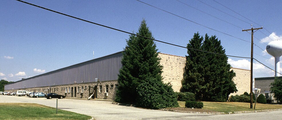22 Commerce Rd, Fairfield, NJ à louer - Photo du bâtiment - Image 2 de 13