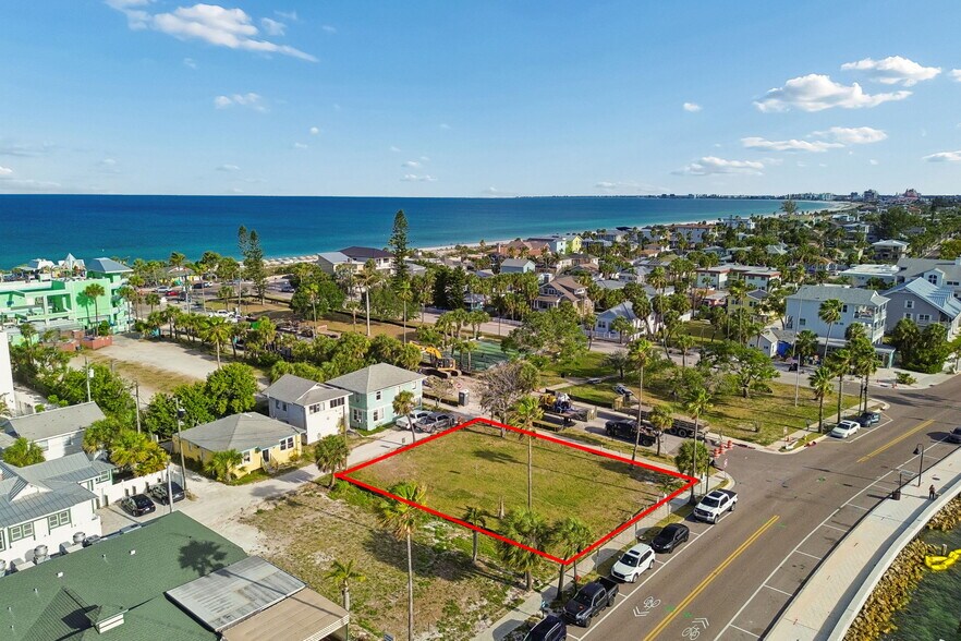 808 Pass a Grille Way, St Pete Beach, FL à vendre - Photo du bâtiment - Image 3 de 31