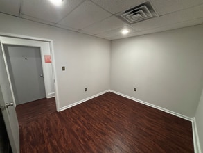 3502 SCOTTS Ln, Philadelphia, PA for lease Interior Photo- Image 2 of 4