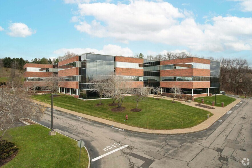 295 Woodcliff Dr, Fairport, NY à louer - Photo du bâtiment - Image 2 de 28