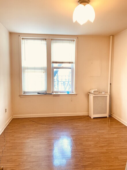 10620 50th Ave, Corona, NY à vendre - Photo intérieure - Image 2 de 5