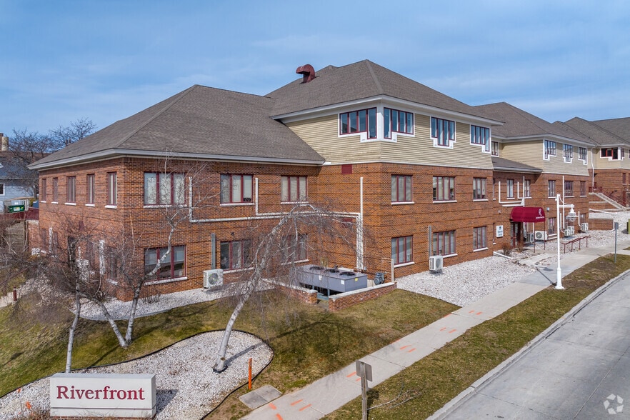 Riverfront Office Center portfolio of 2 properties for sale on LoopNet.ca - Building Photo - Image 1 of 4