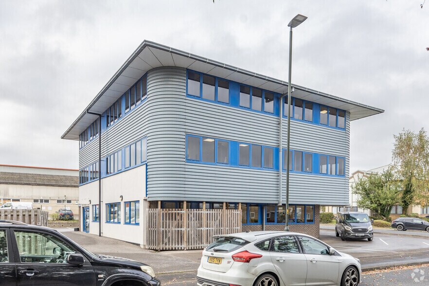 1 Wilkinson Rd, Cirencester à louer - Photo du bâtiment - Image 3 de 3