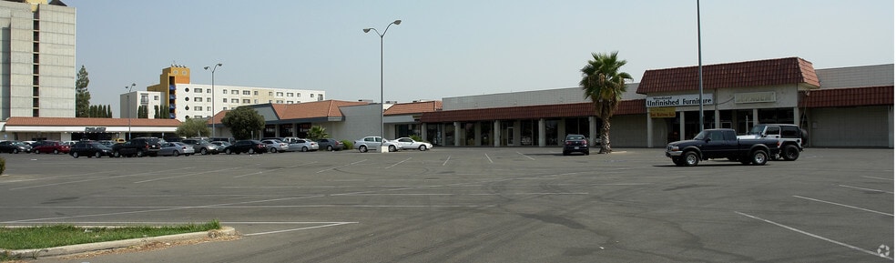 3019-3045 Wilson Rd, Bakersfield, CA for lease - Building Photo - Image 3 of 37