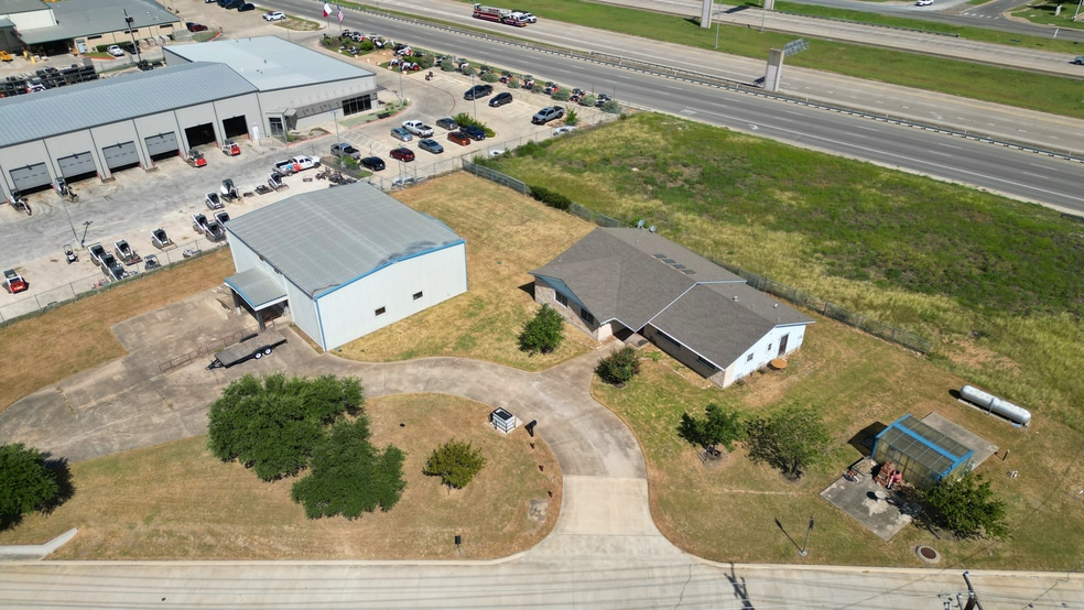 30 Roundville Ln, Round Rock, TX for lease - Building Photo - Image 3 of 9