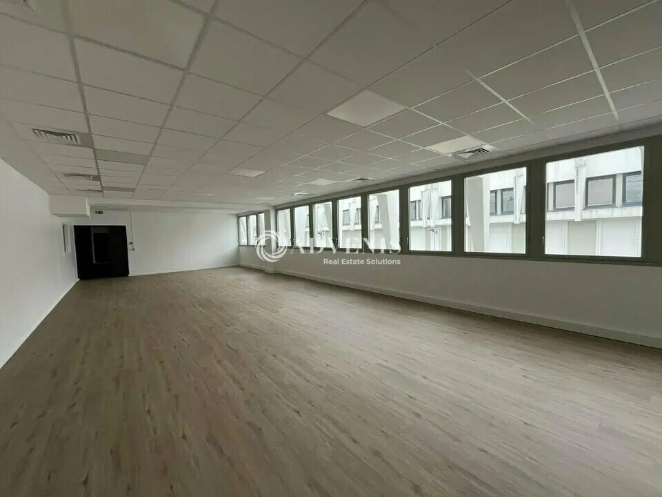 Office in Lisses for lease Interior Photo- Image 1 of 4