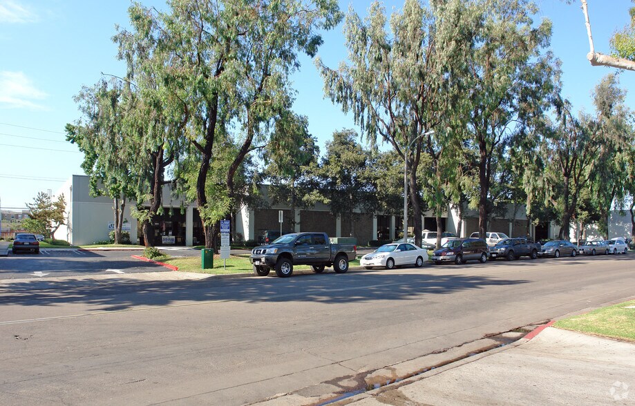 8829-8835 Complex Dr, San Diego, CA à louer - Photo du bâtiment - Image 1 de 4