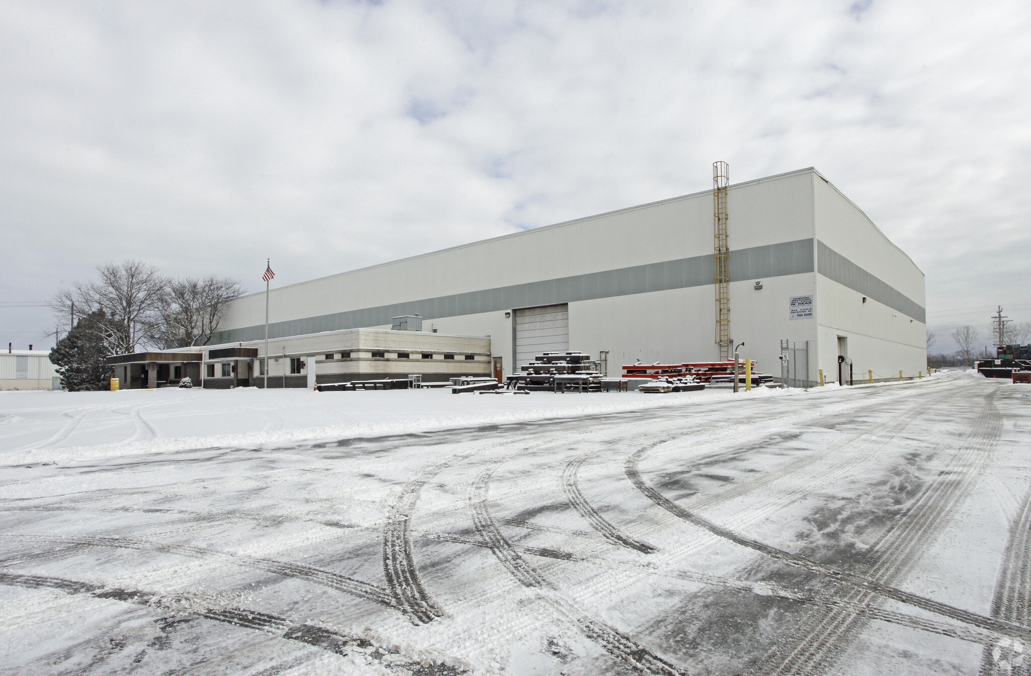 6900 S 10th St, Oak Creek, WI for lease Primary Photo- Image 1 of 5