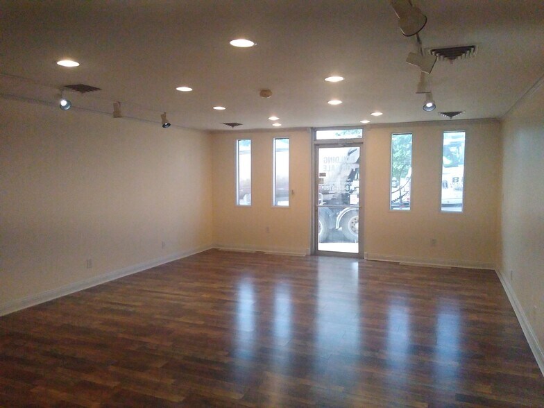 301 W Broadway, Steeleville, IL à vendre - Photo du bâtiment - Image 2 de 7