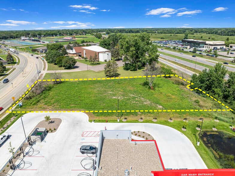 2105 Northdale Blvd NW, Coon Rapids, MN à vendre - Photo du bâtiment - Image 3 de 13