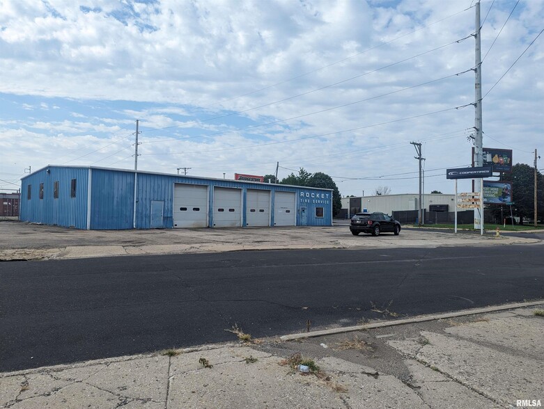 208 SW Center St, Peoria, IL for lease - Building Photo - Image 2 of 10