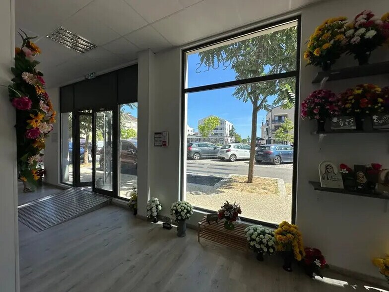 Retail in Saint-Laurent-de-Mure for lease - Building Photo - Image 2 of 5