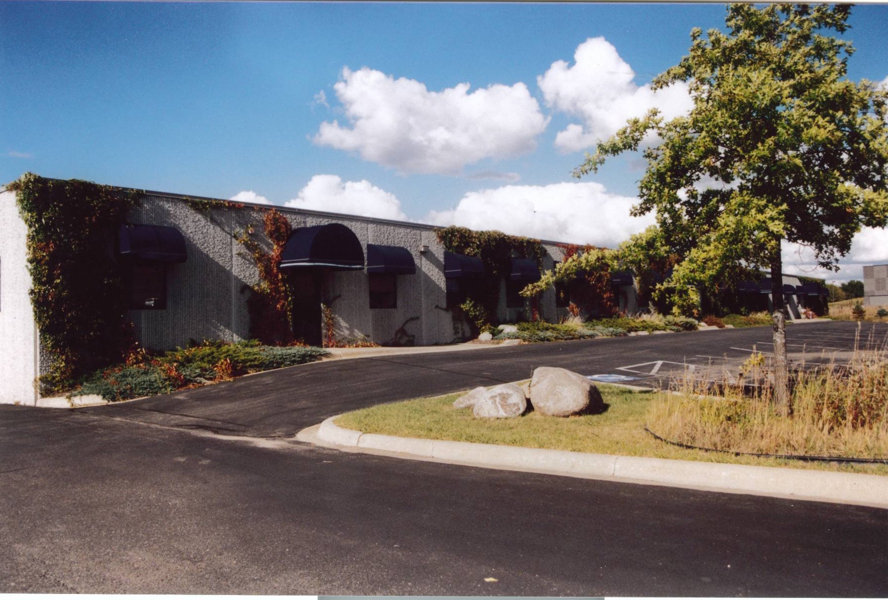 5600 Pioneer Creek Dr, Maple Plain, MN for sale Building Photo- Image 1 of 7