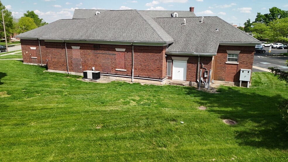 5635 Lawton East Drive loop, Indianapolis, IN à vendre - Photo du bâtiment - Image 3 de 14