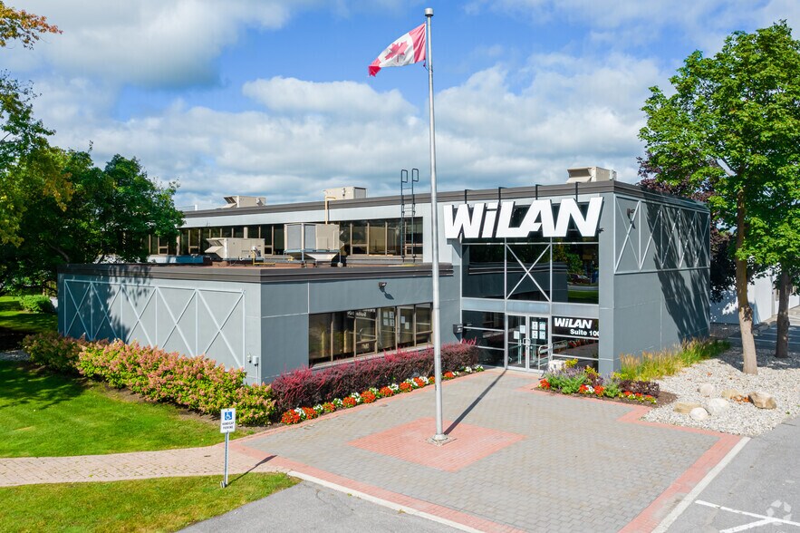 1891-1941 Robertson Rd, Ottawa, ON for lease - Primary Photo - Image 1 of 5