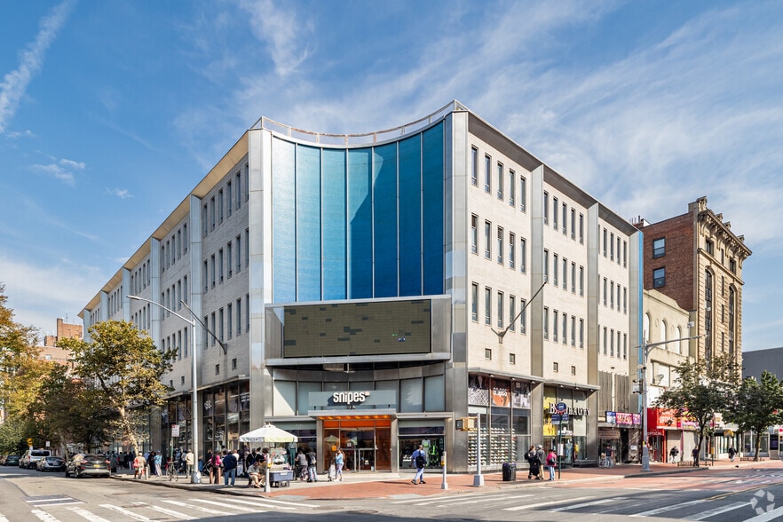 161-01 Jamaica Ave, Jamaica, NY for lease - Primary Photo - Image 1 of 4