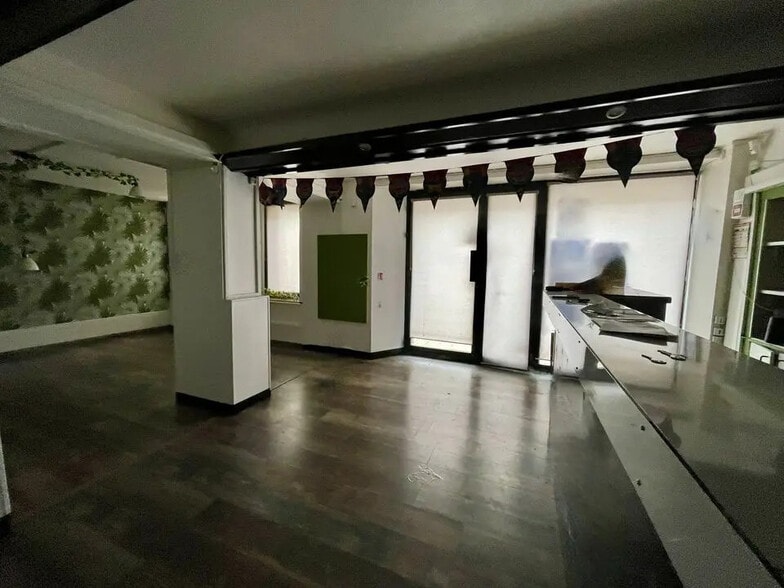 Retail in Reims for lease - Building Photo - Image 2 of 5