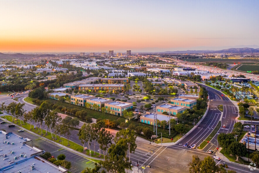9891 Irvine Center Dr, Irvine, CA à louer - Aérien - Image 2 de 25
