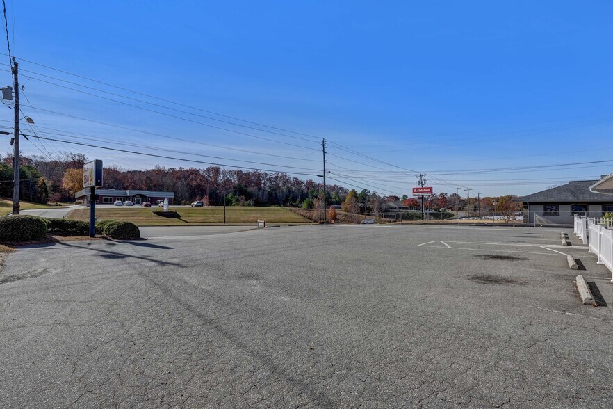 247 W Kings Hwy, Eden, NC à vendre - Photo du bâtiment - Image 3 de 52