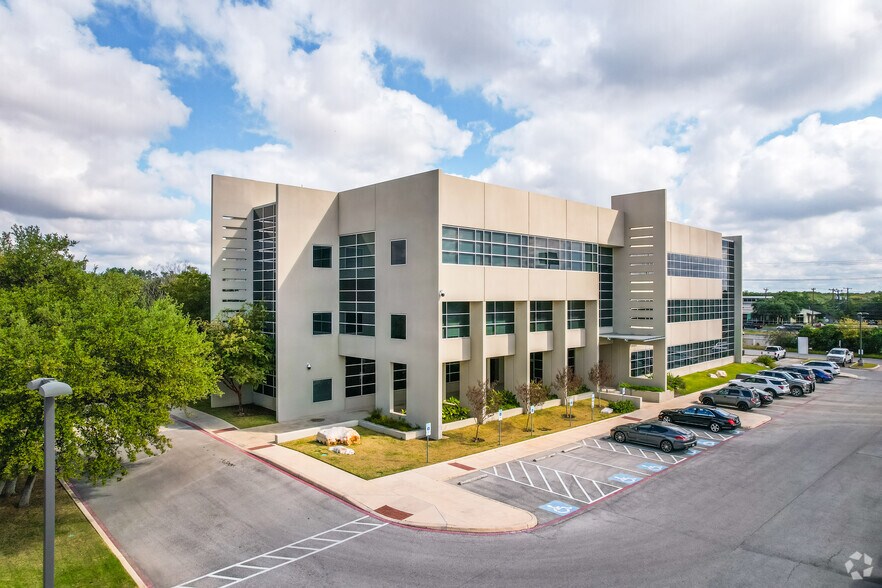 17115 San Pedro Ave, San Antonio, TX à louer - Photo du bâtiment - Image 3 de 14