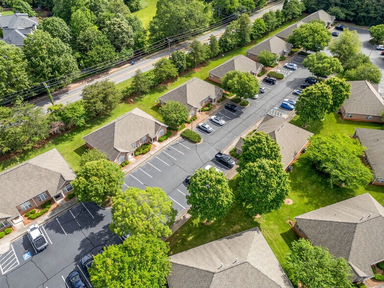 1402 Abbey Ct, Alpharetta, GA à louer - Photo principale - Image 1 de 5