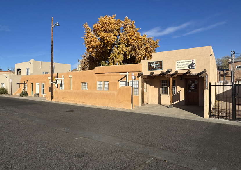 2021 Old Town Rd NW, Albuquerque, NM à vendre - Photo du bâtiment - Image 1 de 21