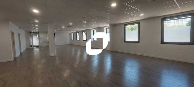 Bureau dans Saint-Denis à louer - Photo du bâtiment - Image 3 de 13