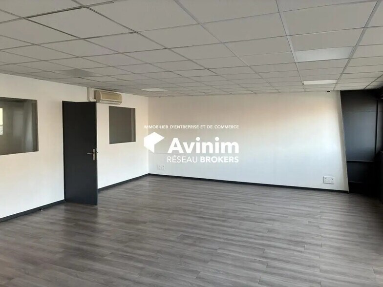 Flex in Marseille for lease - Interior Photo - Image 2 of 8