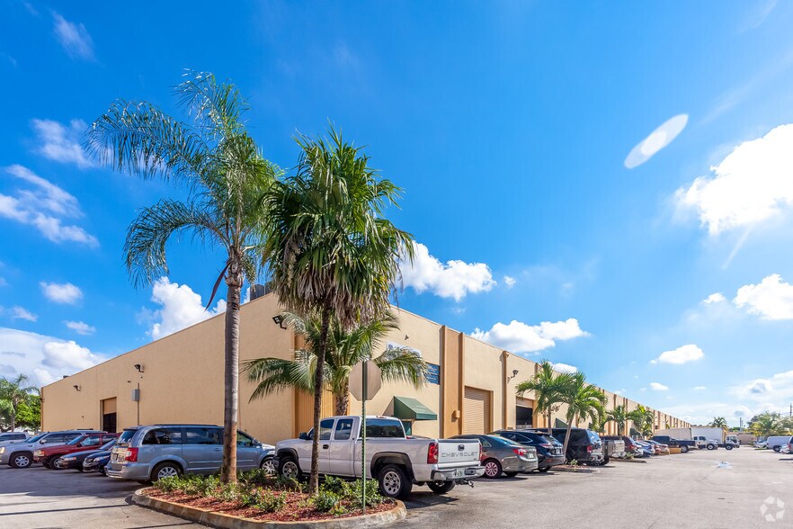 2661-2755 W 81st St, Hialeah, FL à louer - Photo du bâtiment - Image 2 de 12