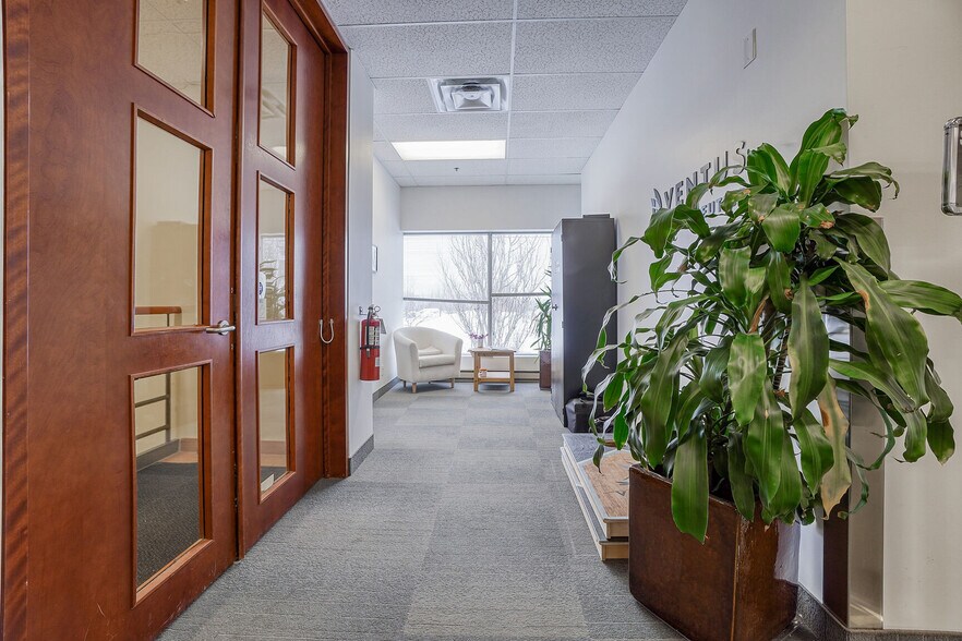 7150 Rue Frederick-Banting, Montréal, QC for lease - Interior Photo - Image 2 of 8