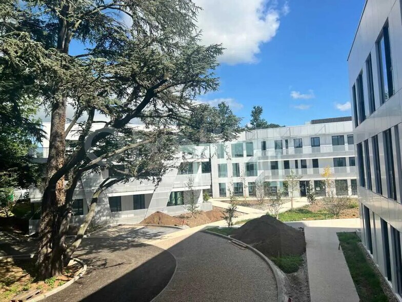 Office in Limonest for sale - Building Photo - Image 2 of 14