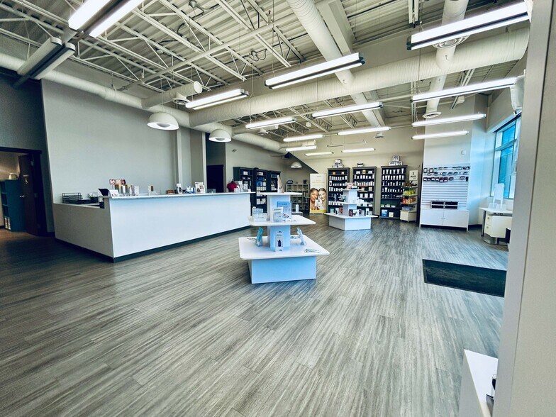 11350 119 St NW, Edmonton, AB à louer - Photo du bâtiment - Image 2 de 17