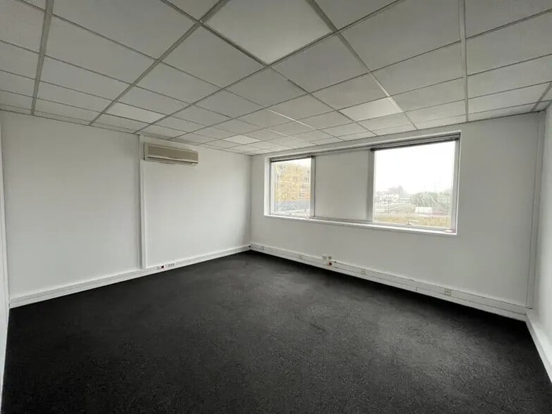 Flex in La Verrière for lease - Interior Photo - Image 3 of 21