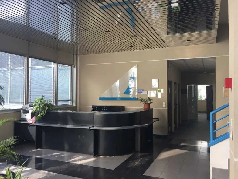 12 Avenue Des Tropiques, Les Ulis à louer - Photo du bâtiment - Image 2 de 8