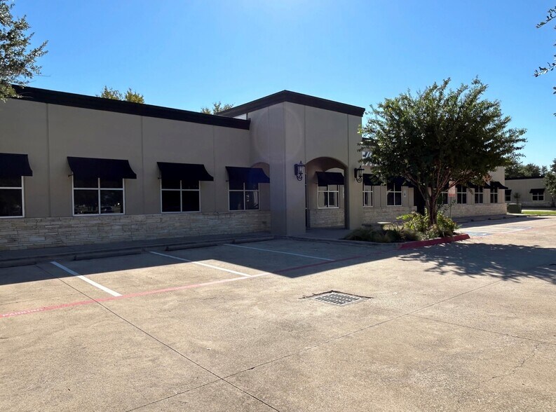 1241 W Green Oaks Blvd, Arlington, TX à louer - Photo du bâtiment - Image 3 de 13