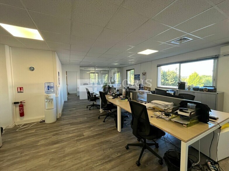Office in Vitrolles for lease - Interior Photo - Image 3 of 11