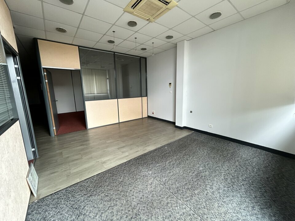 Office in Châtenoy-le-Royal for lease Interior Photo- Image 1 of 5