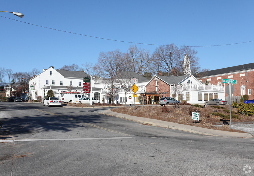 2-10 Wilcox St, Simsbury, CT for sale - Building Photo - Image 1 of 1