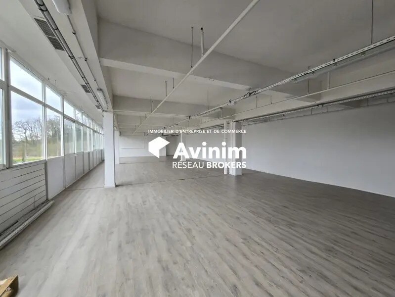 Office in Chaumontel for lease Interior Photo- Image 1 of 8