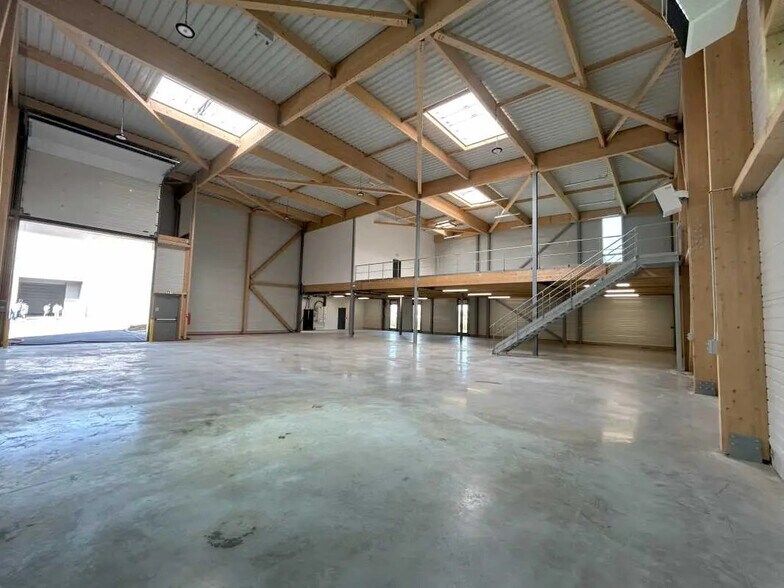 Office in Chanteloup-en-Brie for lease - Interior Photo - Image 3 of 10