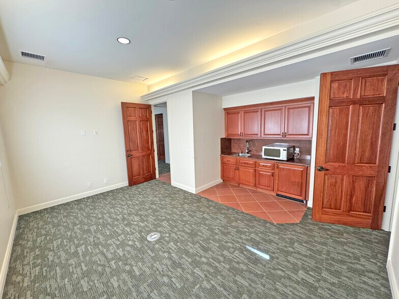 1715 State St, Santa Barbara, CA à louer - Photo du bâtiment - Image 3 de 22