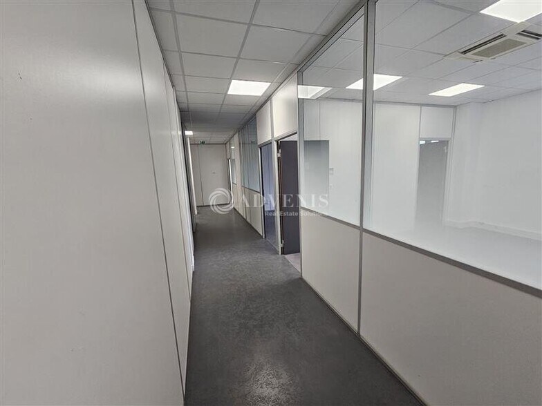 Office in Pantin for lease - Building Photo - Image 2 of 11