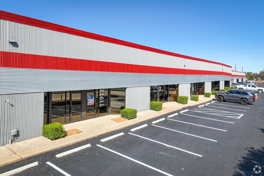 11905-11945 Starcrest Dr, San Antonio, TX à louer - Photo du bâtiment - Image 2 de 22