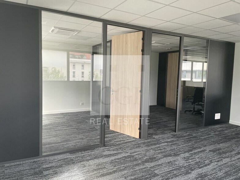 Office in Seyssinet-Pariset for lease - Interior Photo - Image 2 of 38
