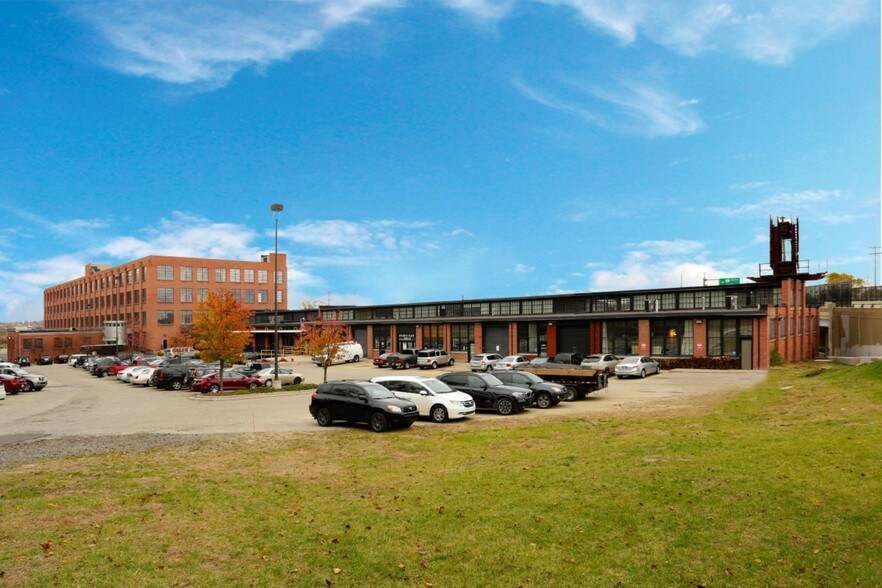 401 Hall St SW, Grand Rapids, MI à louer - Photo du bâtiment - Image 3 de 10