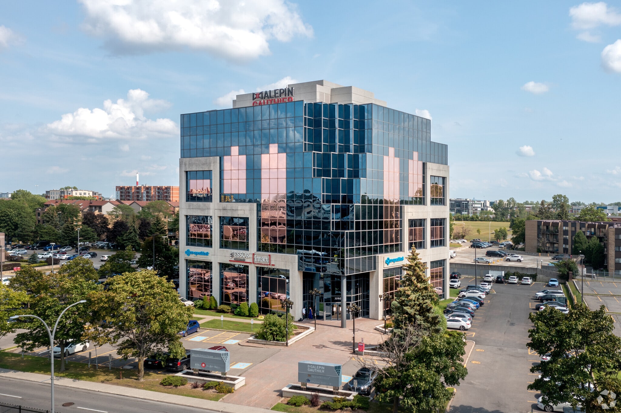 3080 Boul Le Carrefour, Laval, QC à vendre Photo du bâtiment- Image 1 de 1